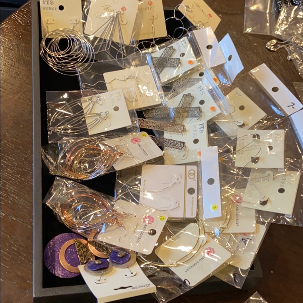 Lot of 20 Duster Pairs Earrings